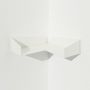 Etagère murale d'angle design en métal pour livres et déco - Corner Delta+