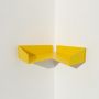 Etagère murale d'angle jaune design en métal pour livres et déco - Corner