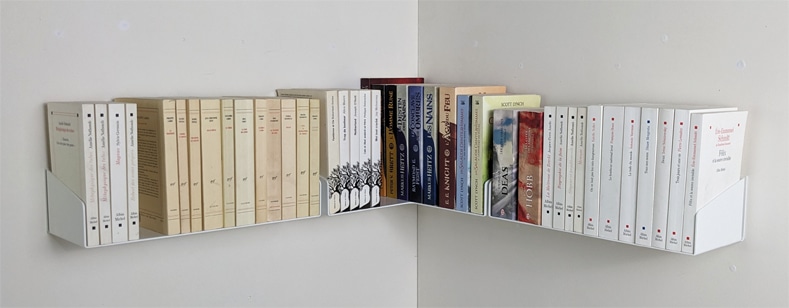 Décoration murale avec des livres grâce aux étagères flottantes Corner et Delta