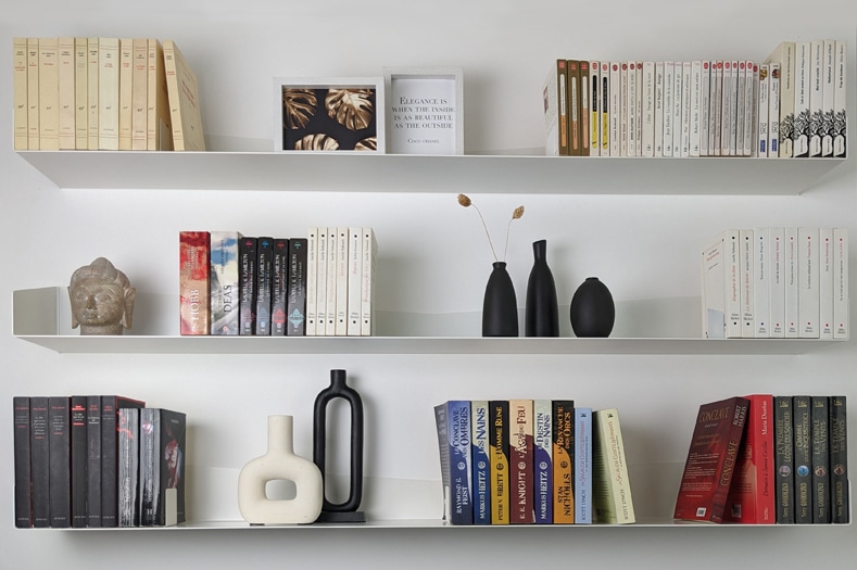 Décoration murale avec des livres sur  les grandes étagères murales blanches pour livres Delta+ de Essentia Mobilia