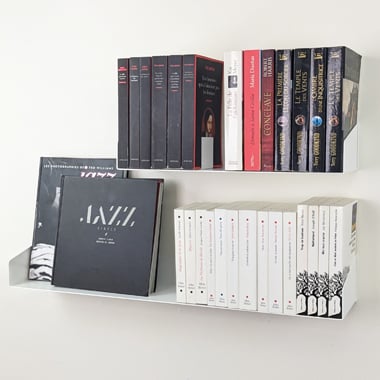 Décoration murale avec des livres sur  l'étagère Delta+ de Essentia Mobilia
