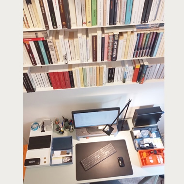 Ranger son bureau avec les étagères murales invisibles en métal Delta+ de Essentia Mobilia