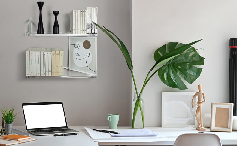 Ranger son bureau avec les étagères murales en plexiglas Gamma de Essentia Mobilia