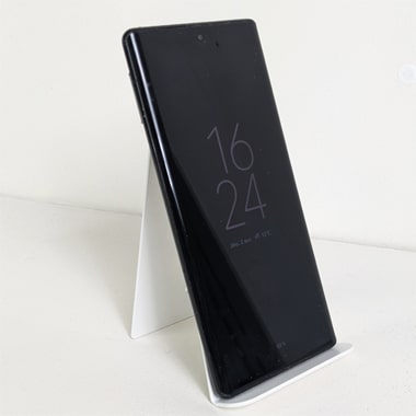 Porte-téléphone en métal de Essentia Mobilia pour bien ranger son bureau