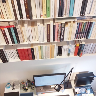 Décoration murale avec des livres - Mur de livres sur tablette en métal Delta+ au dessus du bureau