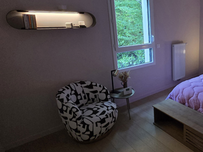 Etagère murale arrondie métal avec éclairage dans la chambre - Capsule
