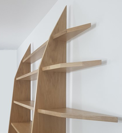 Détail de la bibliothèque originale en chêne massif biseautée contemporaine ébénisterie