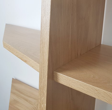 Détail de la grande bibliothèque originale en chêne massif biseautée contemporaine ébénisterie 2