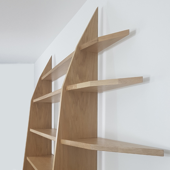 Détail de la bibliothèque en bois naturel massif (chêne) sur mesure contemporaine