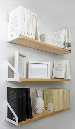 Bibliothèque suspendue design bois massif livres et décorations