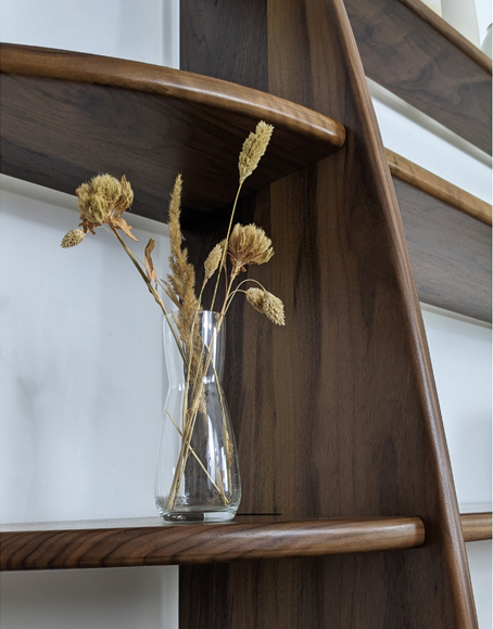 Détail de la bibliothèque en noyer bois massif sur mesure - Voile