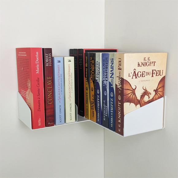 Petite étagère murale d'angle blanche avec des livres