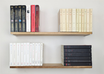 Etagère murale Proust avec livres et cale-livres blancs