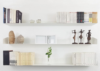 Etagère murale Delta+ avec des livres 1