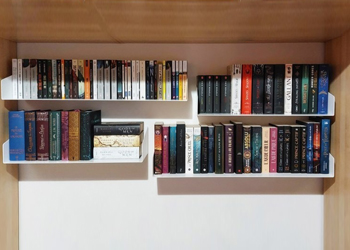 Etagère murale Delta+ avec des livres 2