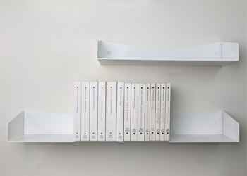 Etagère murale Delta+ avec une paire de cale-livres