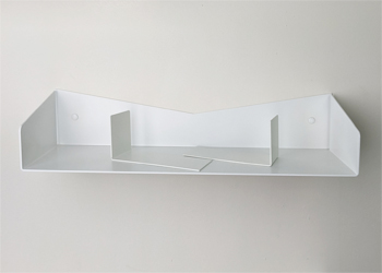 Etagère murale Delta+ avec une paire de cale-livres