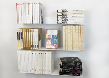 Etagère murale Delta+ avec des cale-livres
