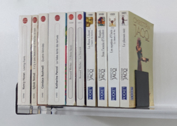 Paire de cale-livres noirs assortis aux équerres noires des étagères murales Gamma